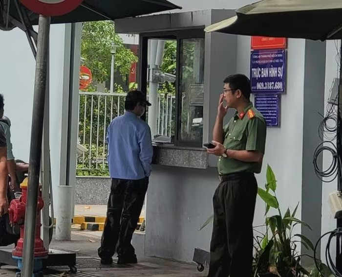 Ca sĩ Khánh Phương có mặt tại trụ sở Công an TPHCM để làm việc