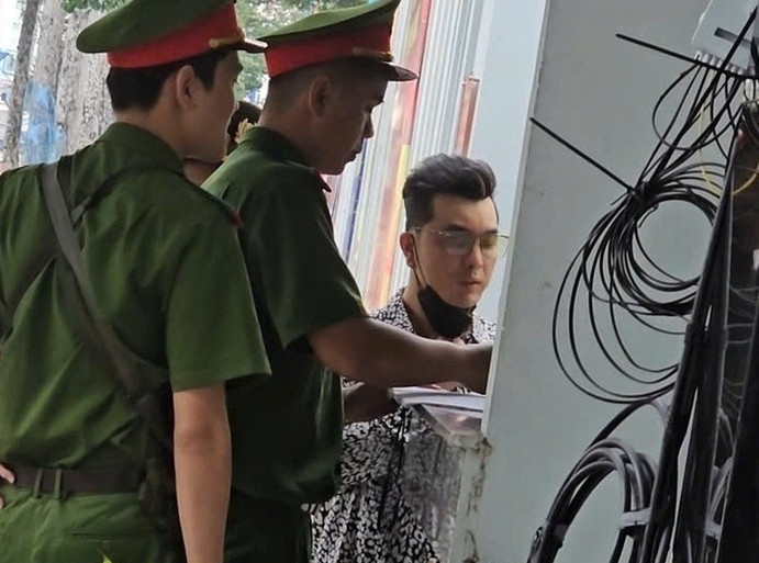 Ca sĩ Khánh Phương có mặt tại trụ sở Công an TPHCM để làm việc