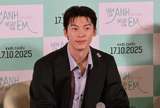 Đến Việt Nam 'chồng quốc dân' Hứa Quang Hán ghi điểm nhờ một hành động đặc biệt