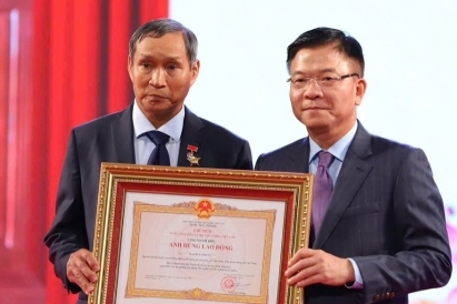 HLV Mai Đức Chung được trao danh hiệu Anh hùng Lao động