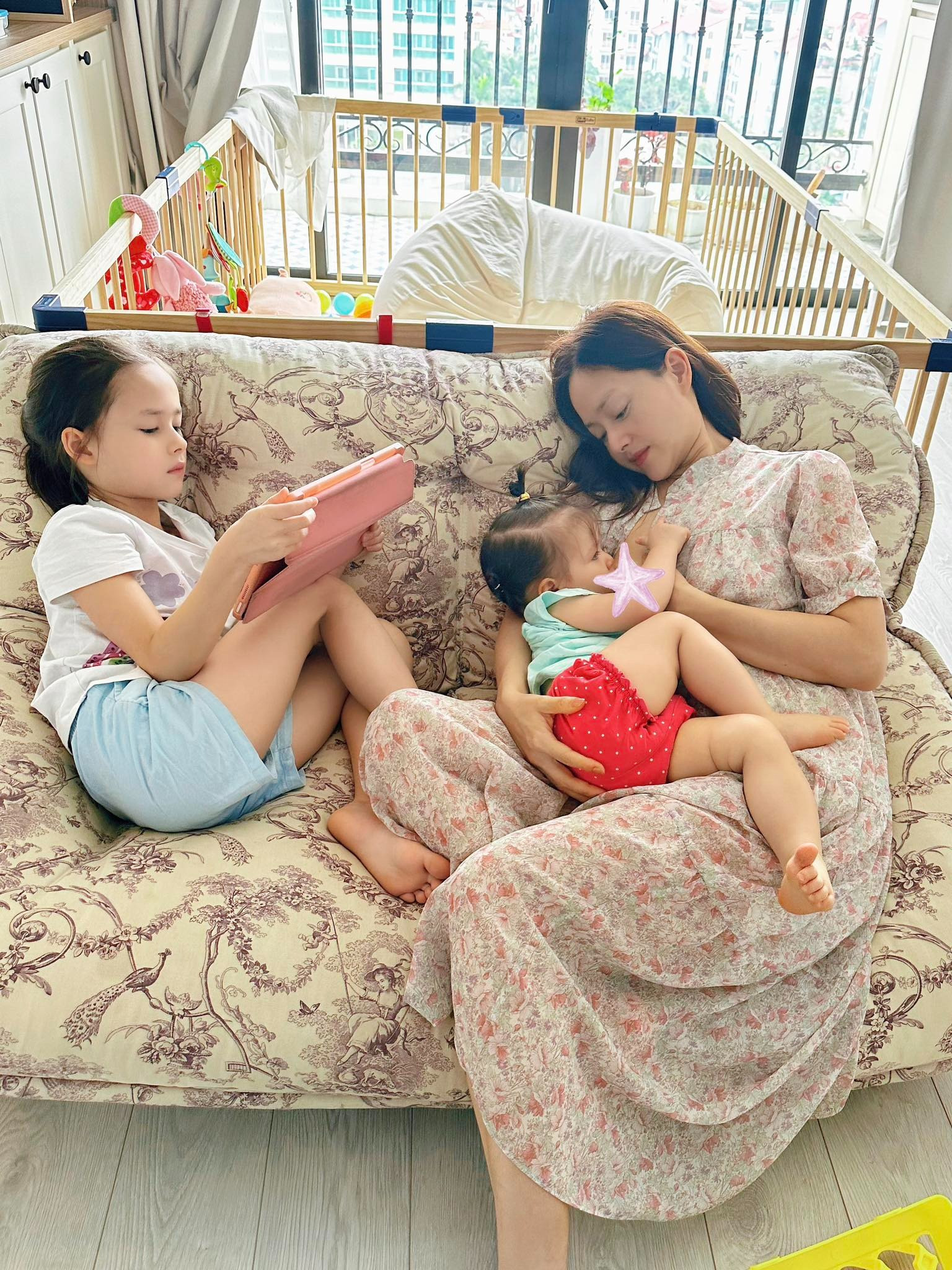 Lan Phương vất vả chăm sóc hai con sau khi ly hôn