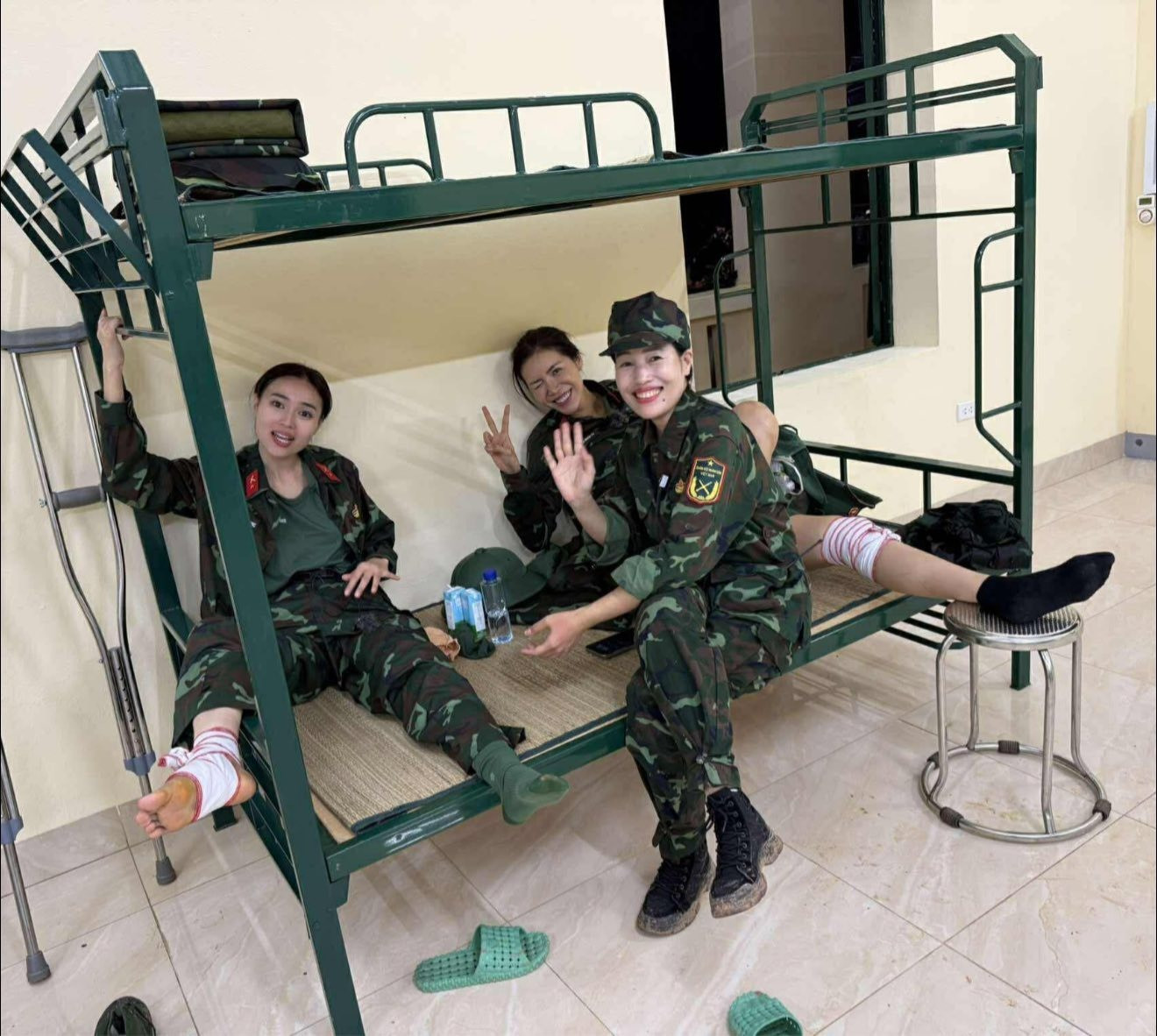 Minh Tú khoe dáng cực bạo sau thời gian tạm giải nghệ chôn chân ở nhà vì dập xương