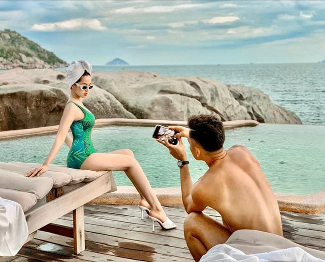 Tâm Tít khoe chân dài vòng 3 căng đét trong hình ảnh do quý tử chụp