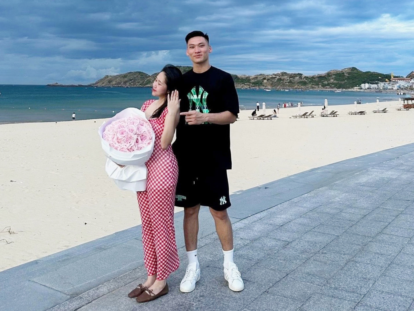 Thủ môn tuyển Việt Nam tung bộ ảnh cưới