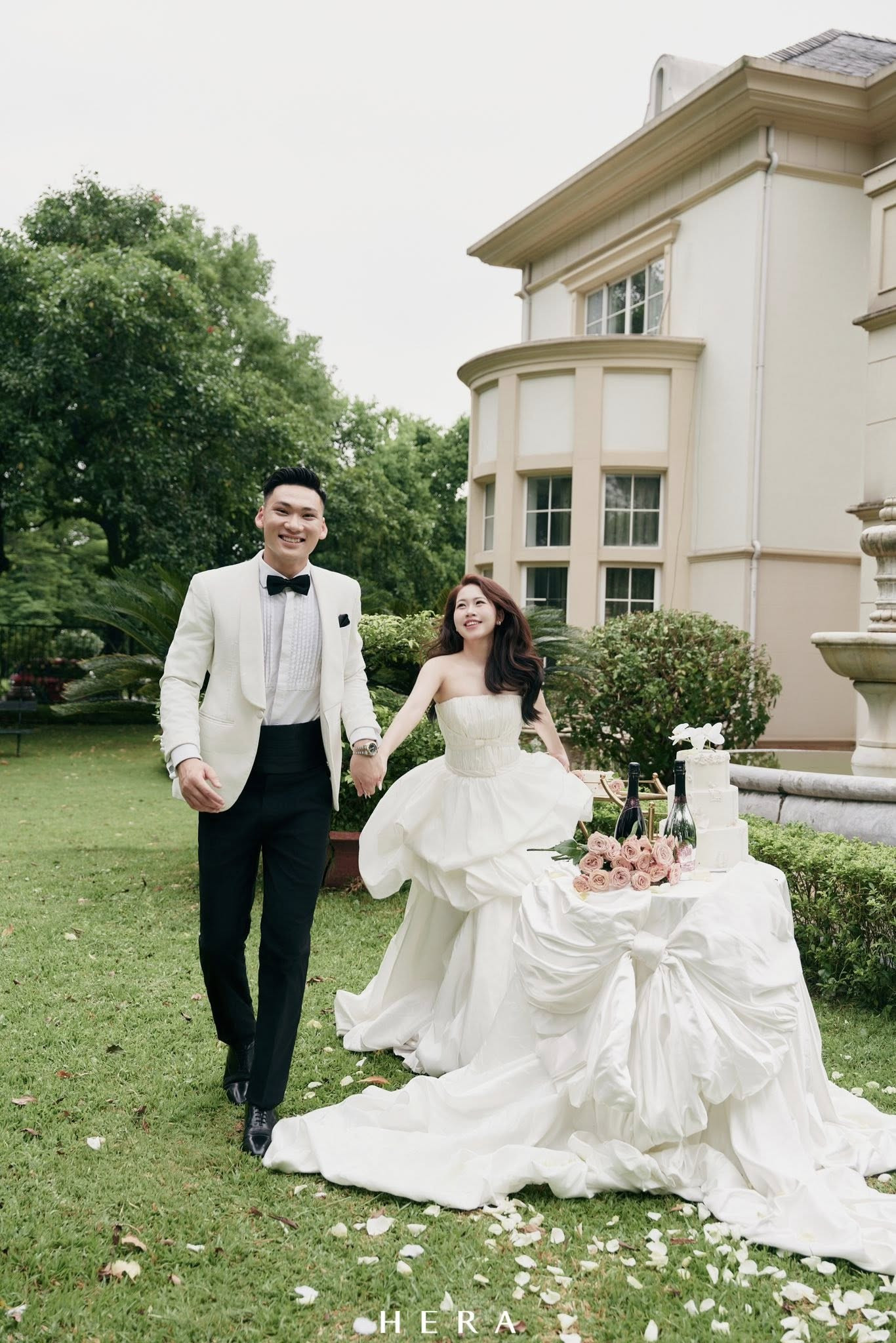 Thủ môn tuyển Việt Nam tung bộ ảnh cưới