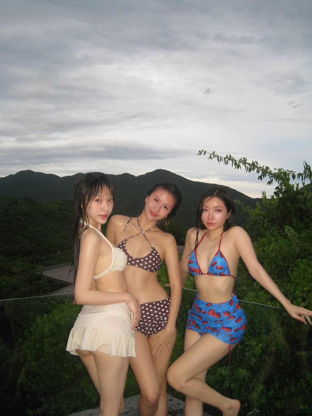 Bích Phương và dàn em xinh diện bikini khoe body khét lẹt ở resort xa xỉ nhất Việt Nam