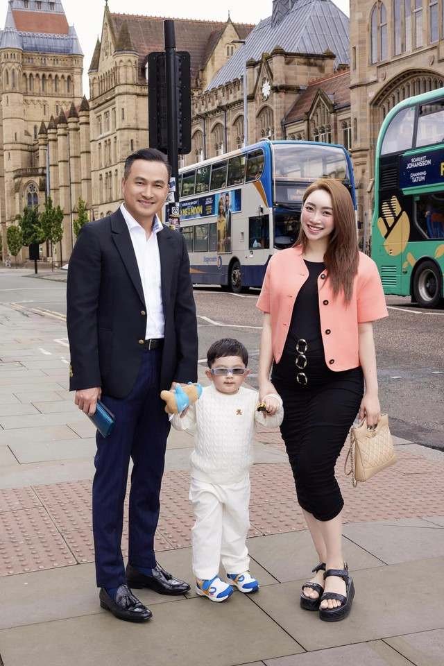 Doanh nhân TP.HCM lấy nam diễn viên hơn 16 tuổi, giờ giàu sang mua đồ hiệu cho con không nhìn giá: Cách nuôi dạy con mới nể! - Ảnh 1.