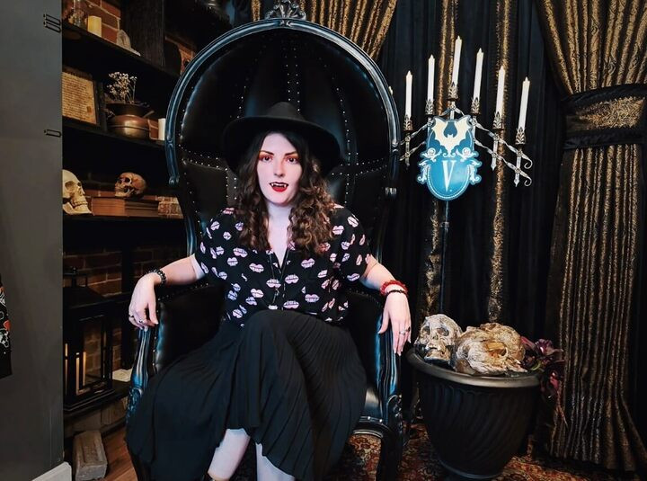 Hellen Schweizer tự nhận mình là “ma cà rồng đời thực”.