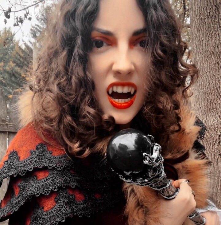 Cô đeo răng nanh tùy chỉnh, thực hiện