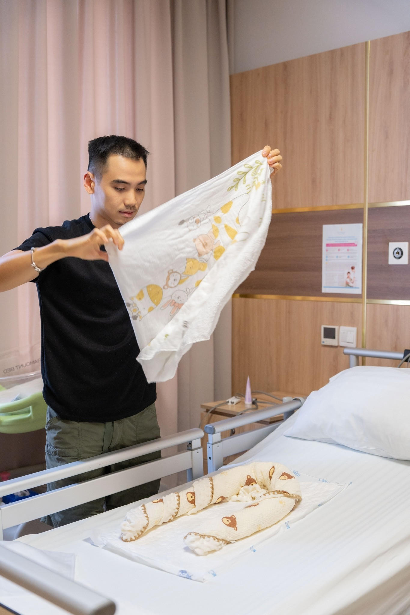 Ông xã HHen Niê gây tranh cãi khi khoe bỉm của con