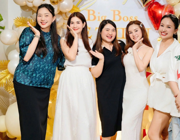 Phan Như Thảo như người khổng lồ khi chụp cùng ông xã và vợ chồng Vy Oanh