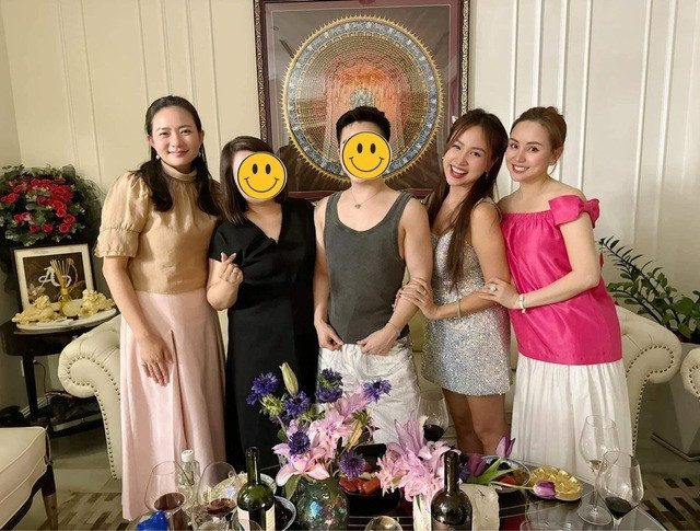 Phan Như Thảo như người khổng lồ khi chụp cùng ông xã và vợ chồng Vy Oanh