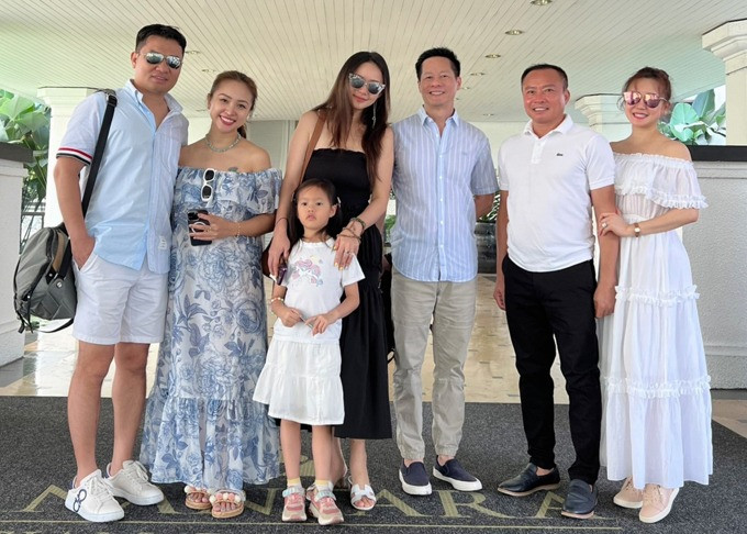 Phan Như Thảo như người khổng lồ khi chụp cùng ông xã và vợ chồng Vy Oanh