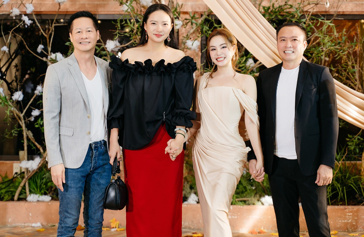 Phan Như Thảo như người khổng lồ khi chụp cùng ông xã và vợ chồng Vy Oanh