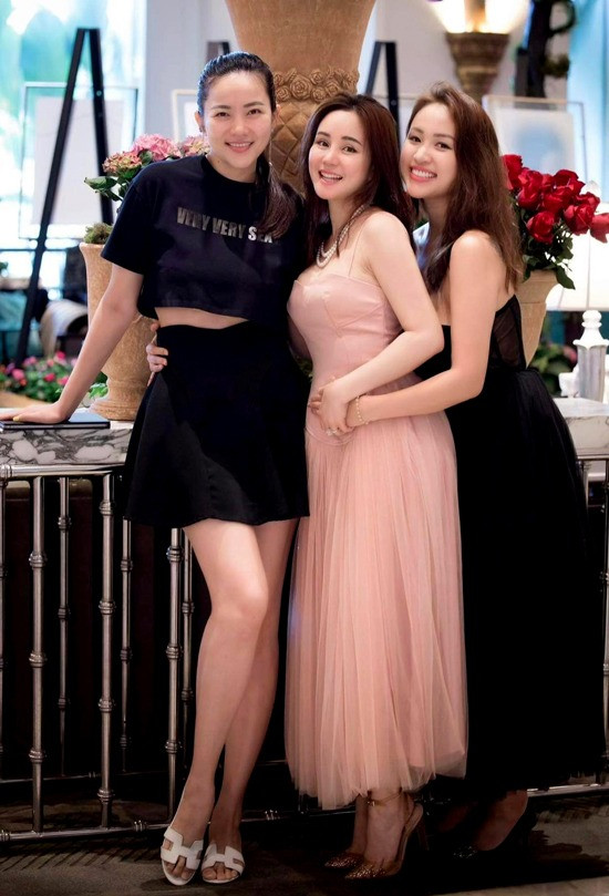 Phan Như Thảo như người khổng lồ khi chụp cùng ông xã và vợ chồng Vy Oanh