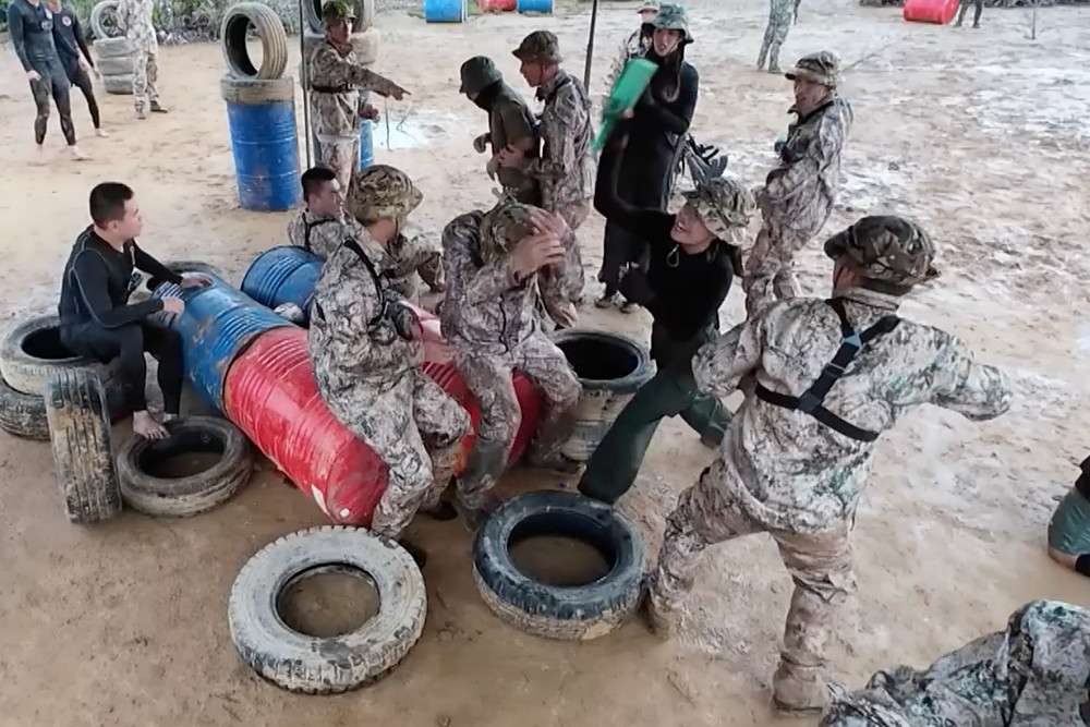 Tiến Luật bị đánh vỏ chai vào đầu Đau thì ít mà… quê thì nhiều