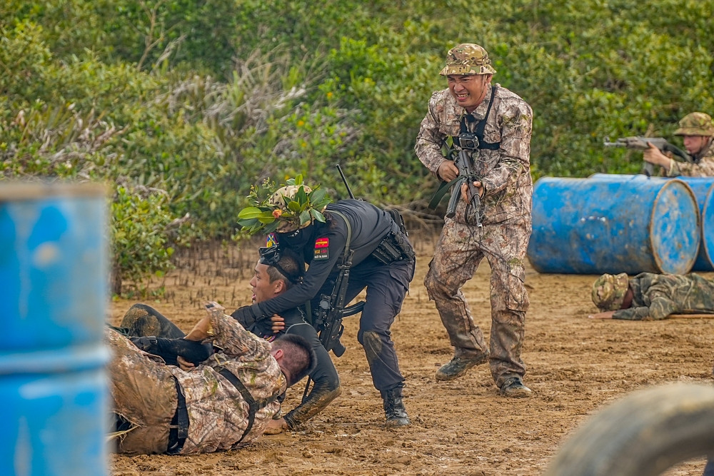 Tiến Luật bị đánh vỏ chai vào đầu Đau thì ít mà… quê thì nhiều