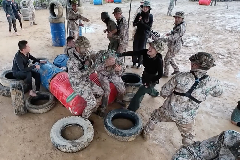 Tiến Luật bị đánh vỏ chai vào đầu Đau thì ít mà… quê thì nhiều