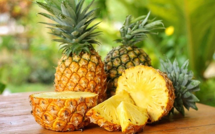 Dứa, hay còn gọi là thơm, không chỉ là một loại trái cây nhiệt đới thơm ngon