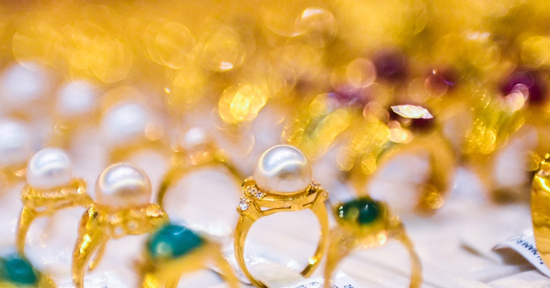 Giá vàng hôm nay 27/9/2025: Vàng chạm ngưỡng nóng, nhà đầu tư dè chừng