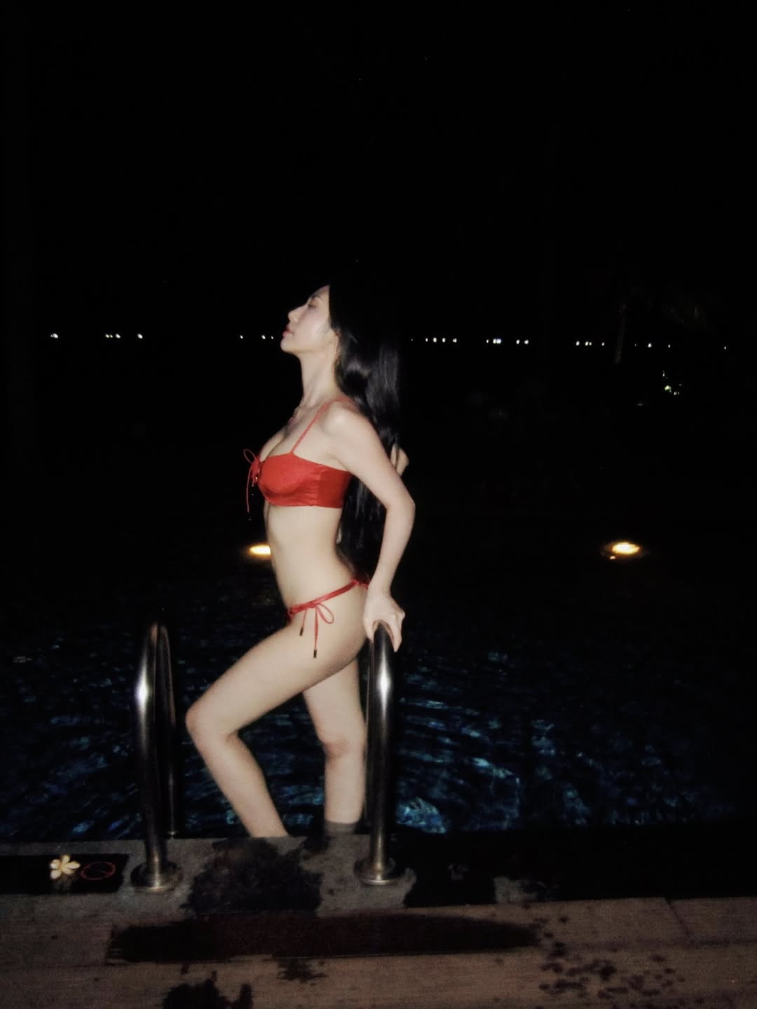 Khổng Tú Quỳnh diện mốt mặc như không