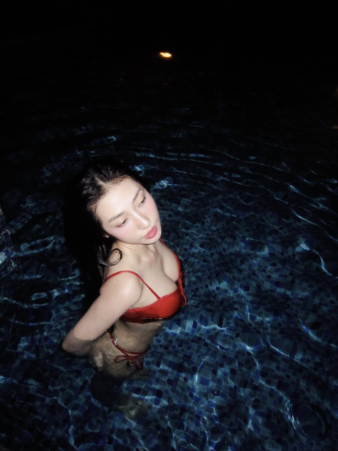 Khổng Tú Quỳnh diện mốt mặc như không