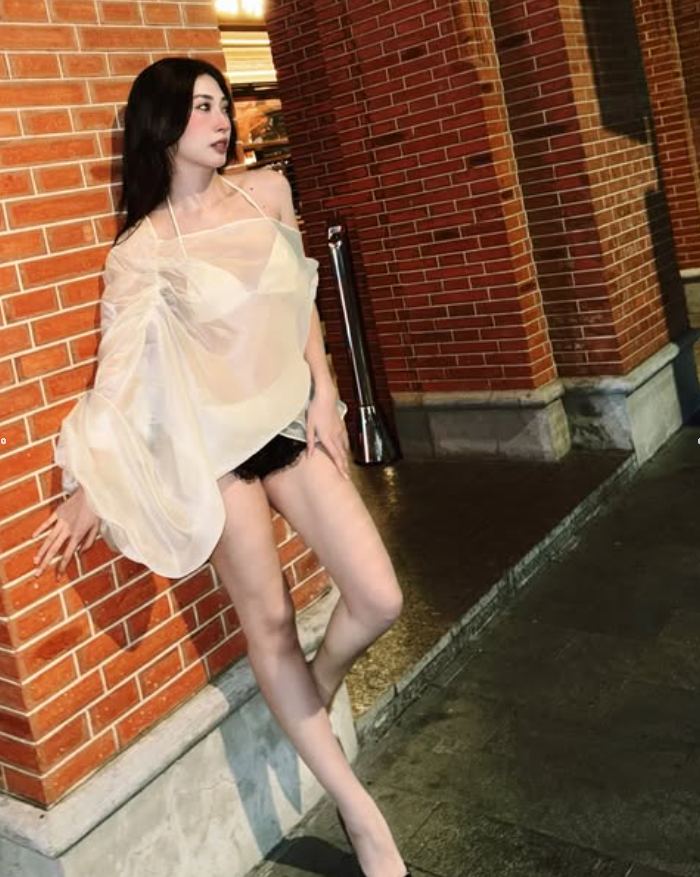 Khổng Tú Quỳnh diện mốt mặc như không