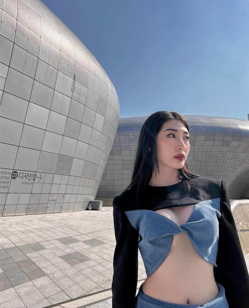 Khổng Tú Quỳnh diện mốt mặc như không