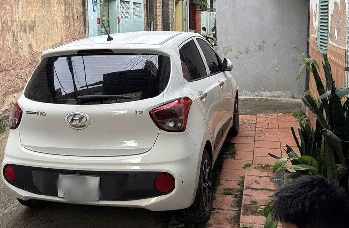 Chiếc xe ô tô được cho là đỗ chắn ngang đường ở Lạng Sơn.