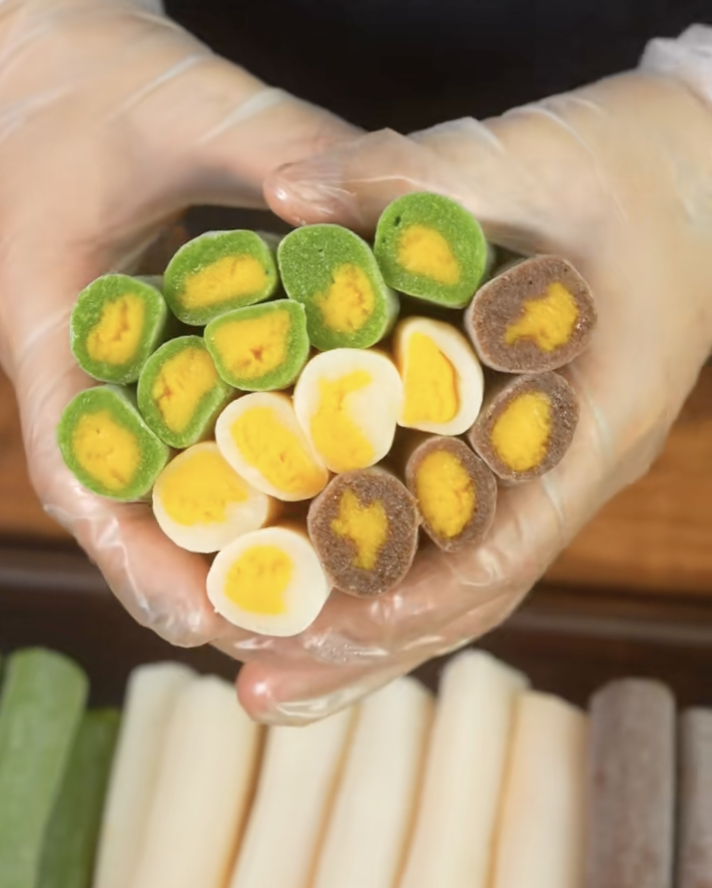 Vỏ bánh có thể mang hương vị matcha, cacao, hoặc đơn giản là bột bánh dẻo truyền thống. (Ảnh: Chu Quyên)