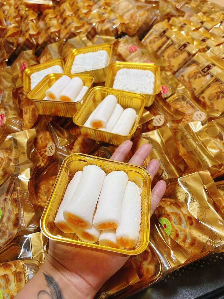 Món bánh này cũng được bày bán nhiều trên thị trường. (Ảnh: Hoai Tino)