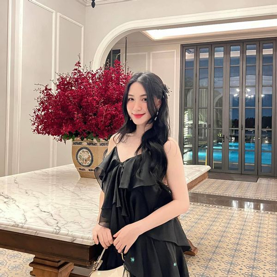 Đường tình lận đận của nữ ca sĩ 30 tuổi là mẹ đơn thân, đợi một ngày 'làm cô dâu xinh đẹp'