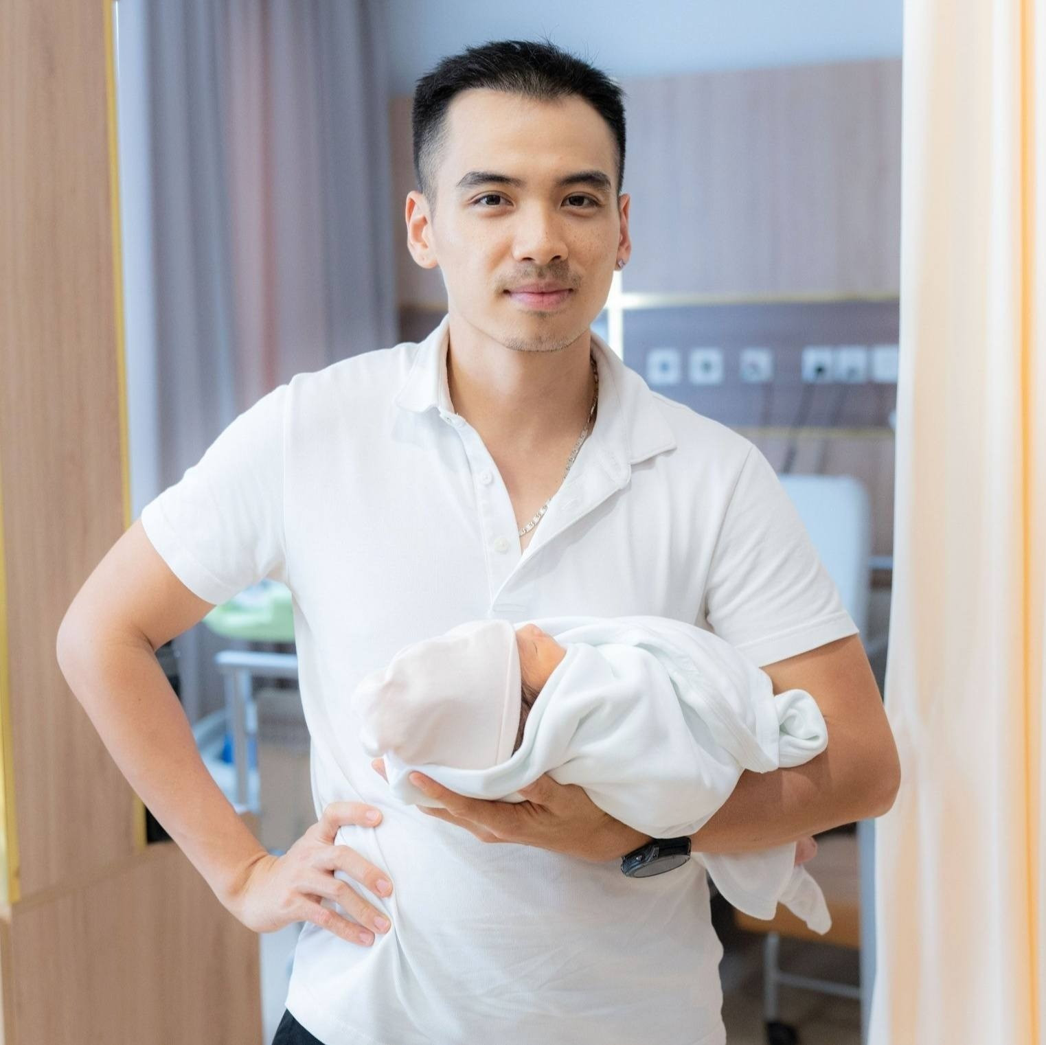 HHen Niê bận rộn dạy con học khi vừa sinh được 1 tuần