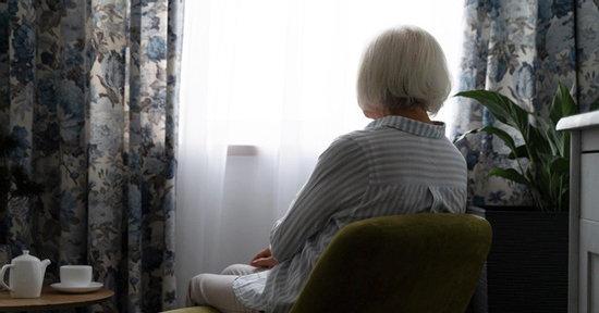 Ra viện được con chở thẳng vào viện dưỡng lão, mẹ già chết lặng khi biết lý do