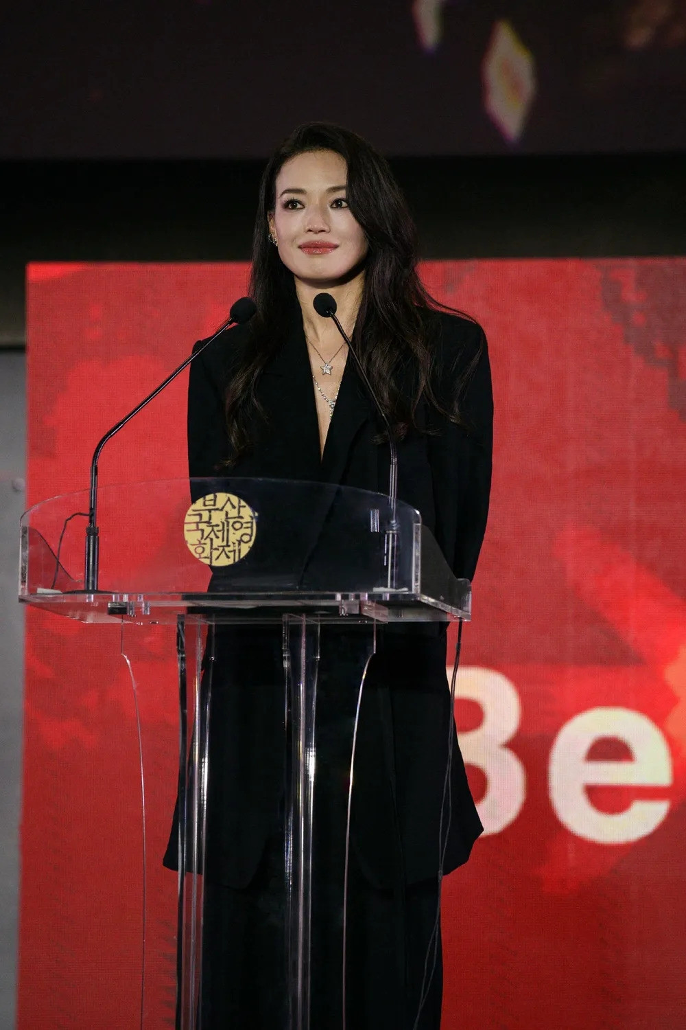 thu ky tu nu hoang canh nong den dao dien xuat sac nhat hinh anh 1