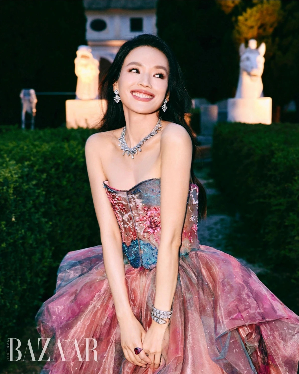 thu ky tu nu hoang canh nong den dao dien xuat sac nhat hinh anh 6