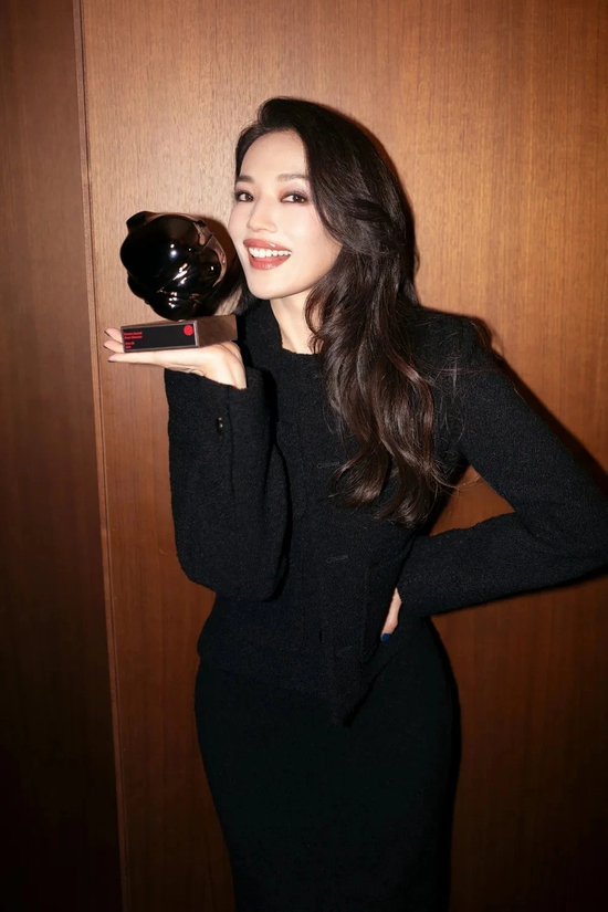 Thư Kỳ: Từ 'nữ hoàng cảnh nóng' đến đạo diễn xuất sắc nhất