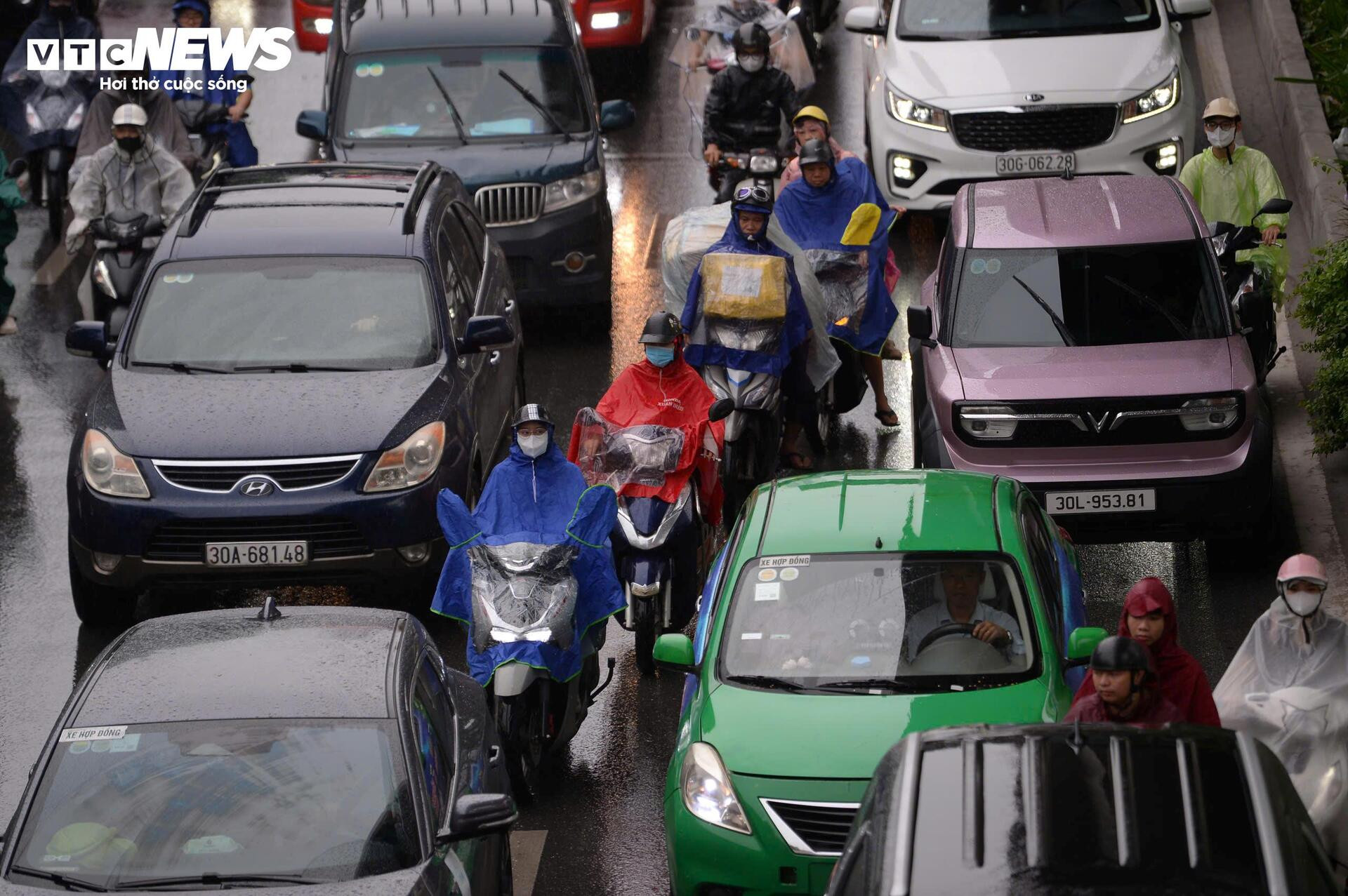 Đường phố Hà Nội kẹt cứng trong mưa bão Bualoi - 4