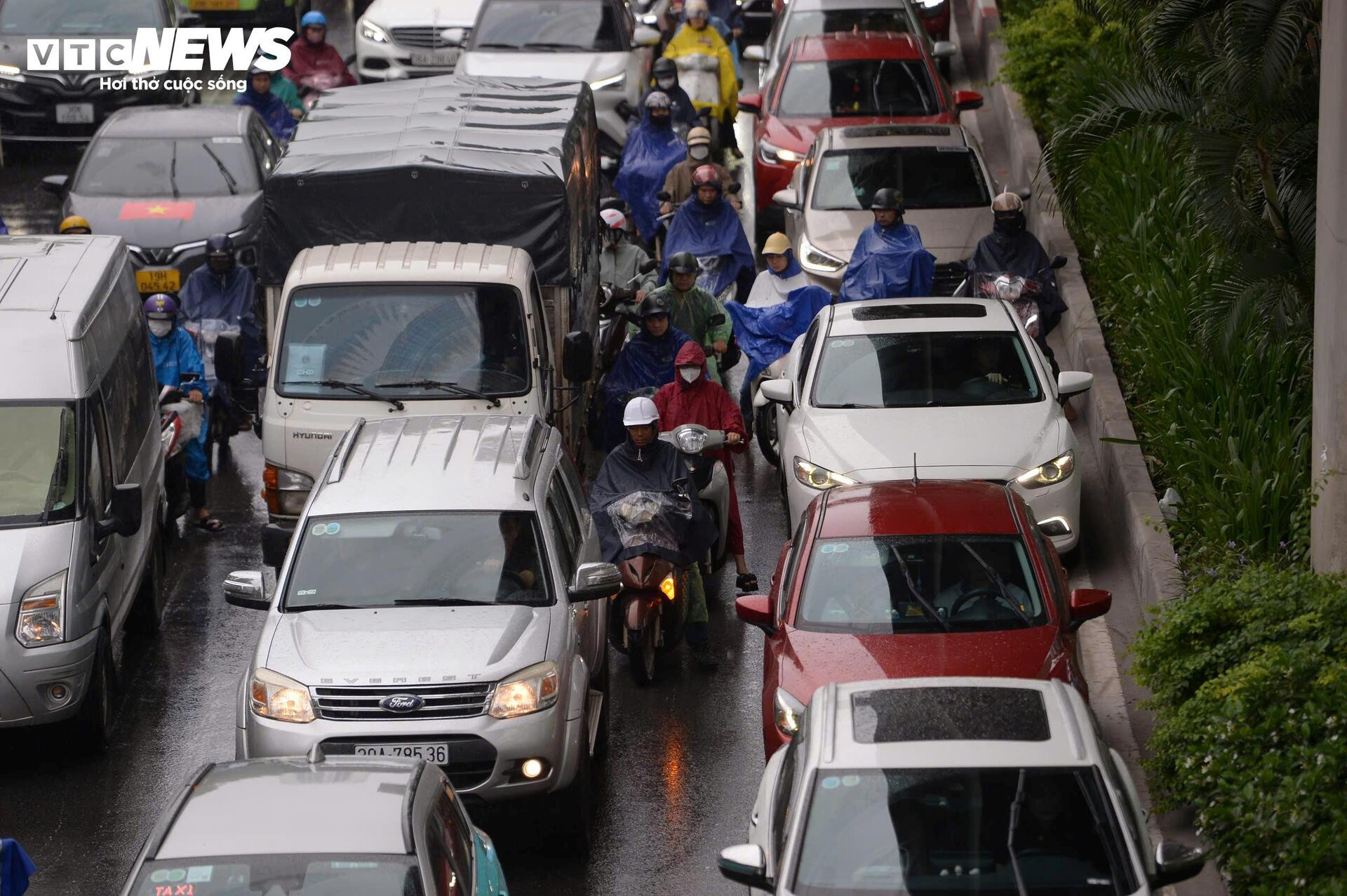 Đường phố Hà Nội kẹt cứng trong mưa bão Bualoi - 3