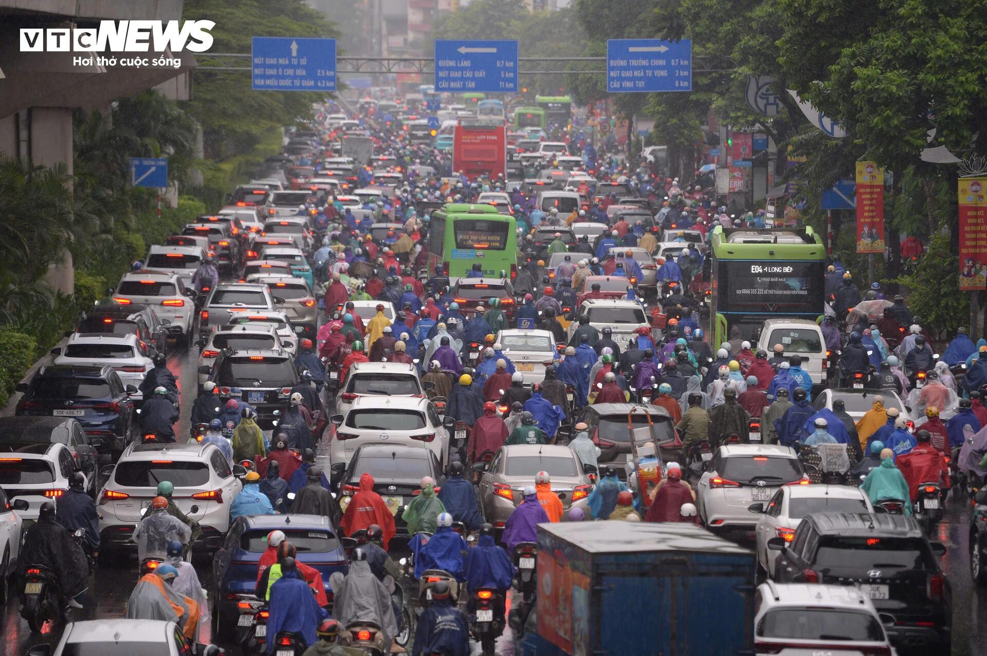 Đường phố Hà Nội kẹt cứng trong mưa bão Bualoi - 2
