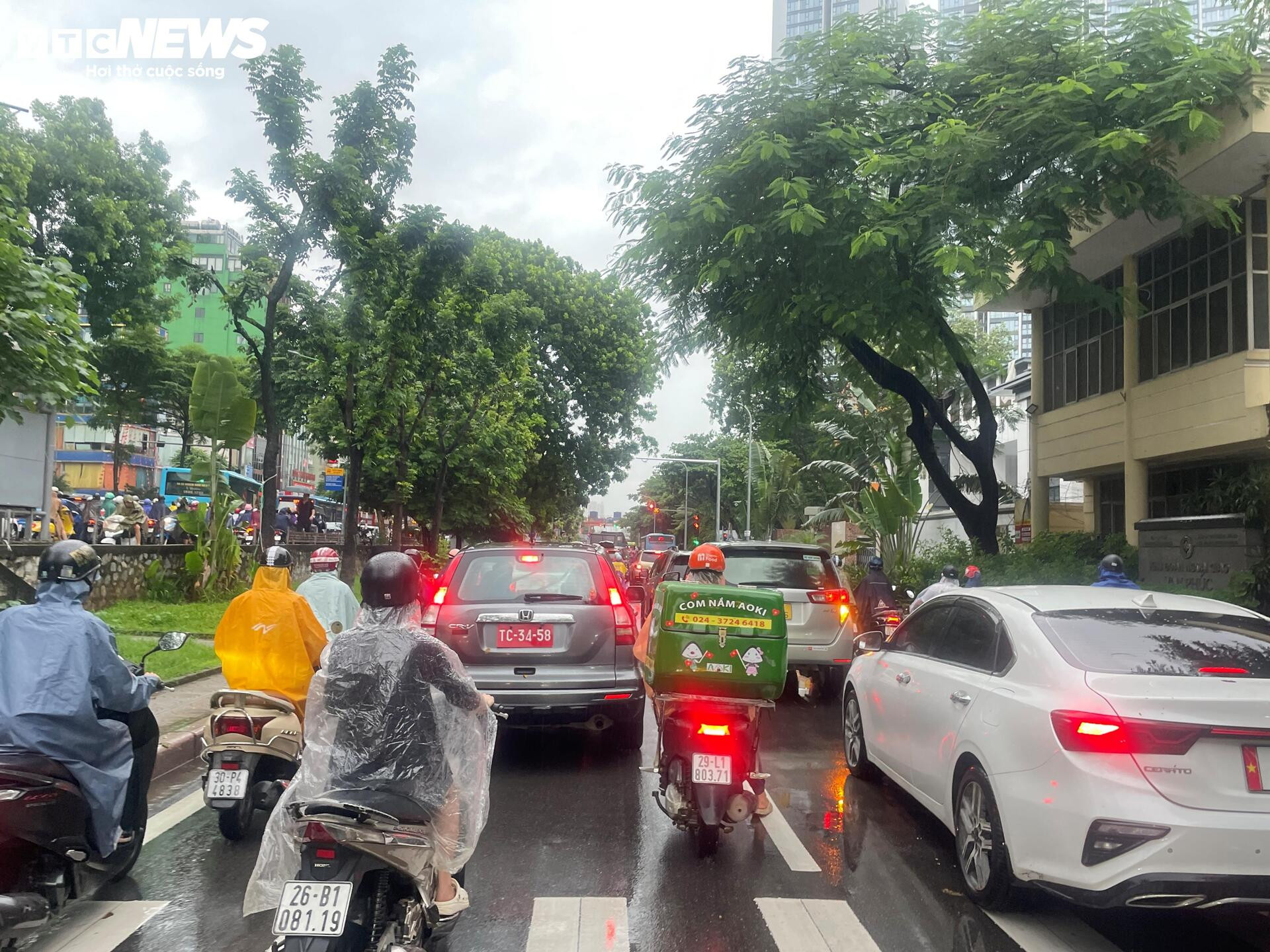 Đường phố Hà Nội kẹt cứng trong mưa bão Bualoi - 8