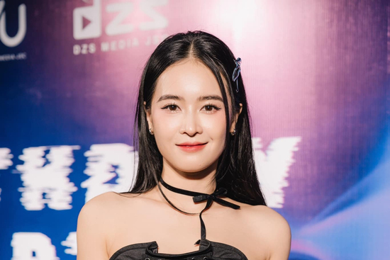 Gu thời trang tươi trẻ của mỹ nhân vào vai cô nàng đỏng đảnh yêu ông chú trong 'Tử chiến trên không'