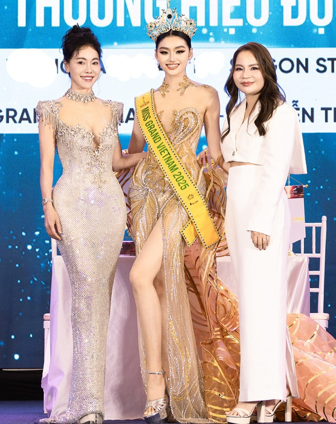 Hoa hậu Ý Nhi rơi vương miện ngay tại sân bay sang Thái Lan thi Miss Grand