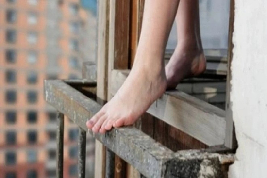 Nam sinh lớp 8 nguy kịch khi rơi từ lầu 2 xuống sân trường