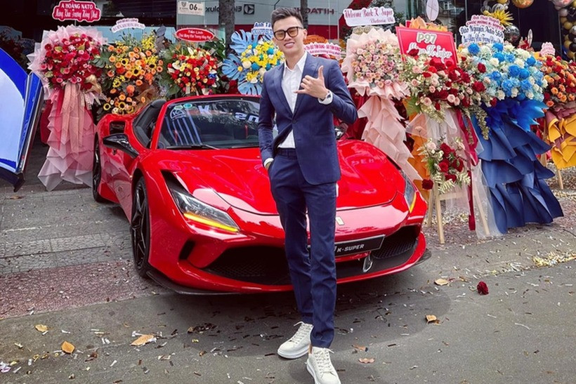 Ông Phan Công Khanh thường xuyên xuất hiện bên cạnh các siêu xe đắt tiền.