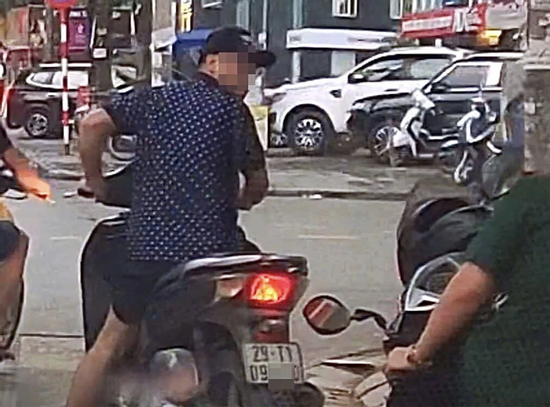 Người đàn ông đi xe máy bấm còi inh ỏi, 'thái độ' với nữ quân nhân ở Hà Nội bị phạt
