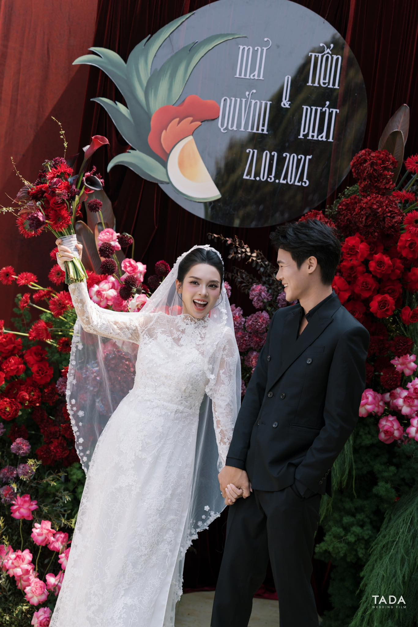 Quỳnh Lương mặc đồ xuyên thấu tái xuất sau sinh liên tục lấy tay che chắn vì sợ hớ hênh