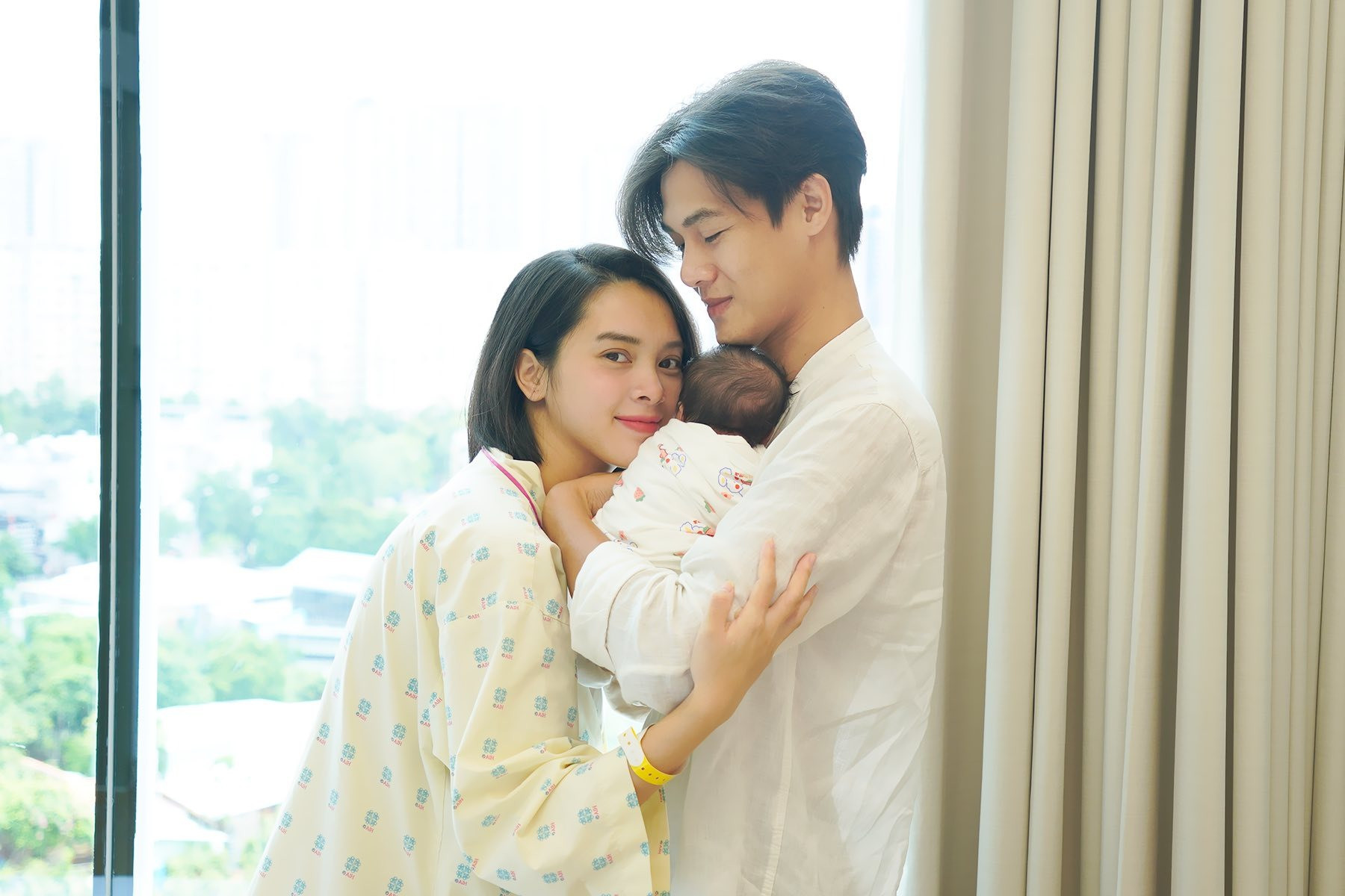 Quỳnh Lương mặc đồ xuyên thấu tái xuất sau sinh liên tục lấy tay che chắn vì sợ hớ hênh