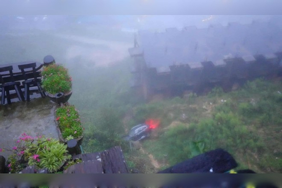 Sạt lở ở Sa Pa, một ô tô bị đẩy xuống vực