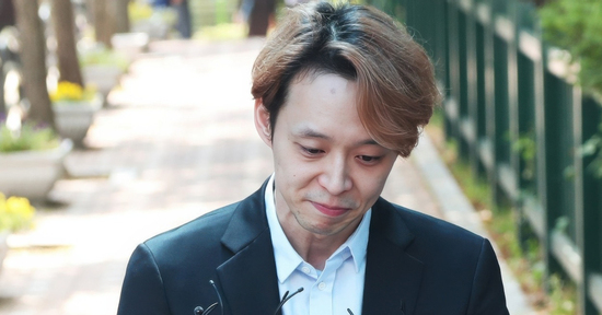 Sau phốt gạ gẫm fan nữ, nam ca sĩ tiếp tục thua kiện gần 9 tỷ đồng